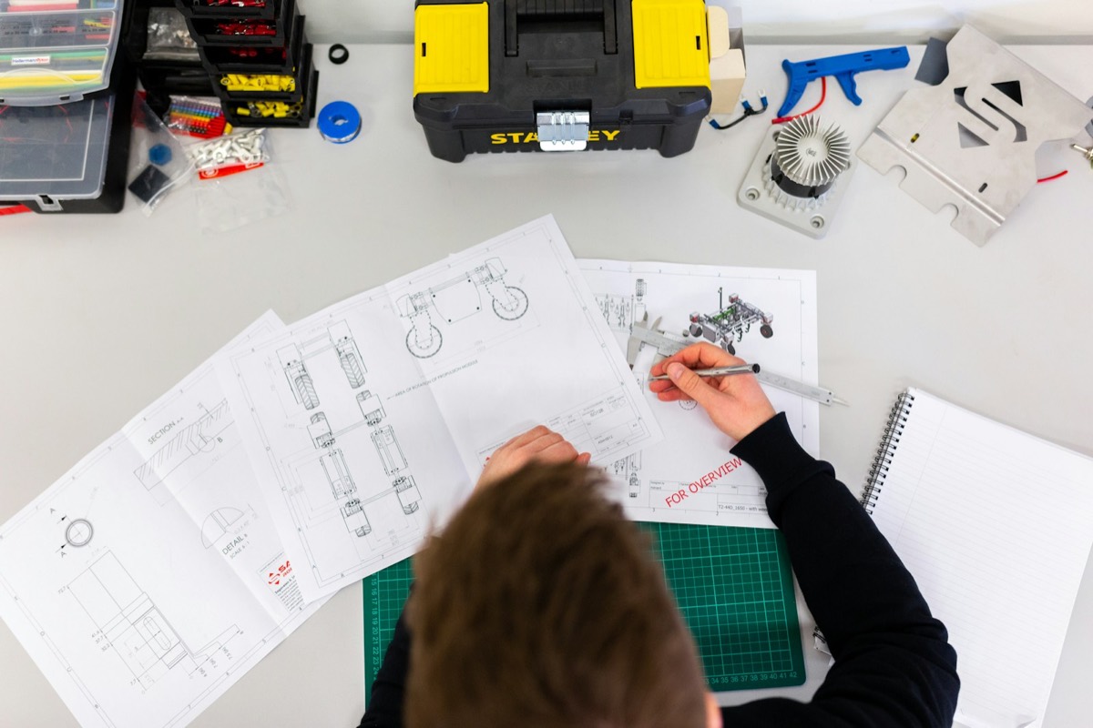 Ingenieurin an technischer Anlage – Ingenieurwesen